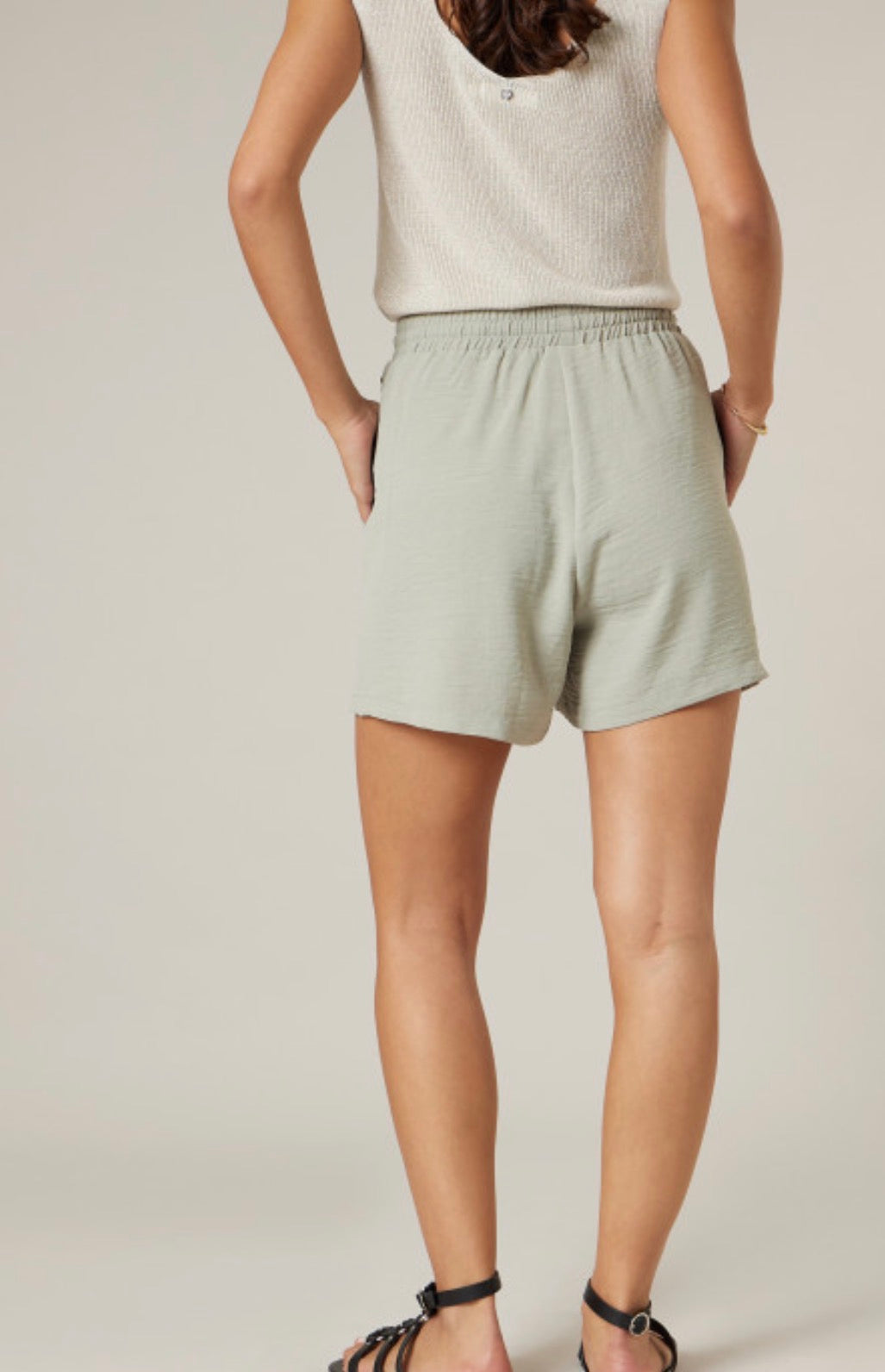 Short ample tilleul